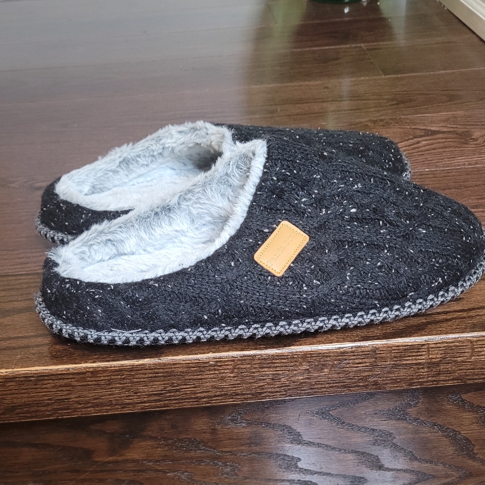 💢SOLD💢Soft bed/house Slippers - Picture 1 of 10